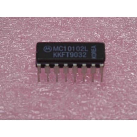 ci MC10102L ~ ic MC 1012 L ~ Boîtier Céramique dip16 de chez Motorola (PLA028)