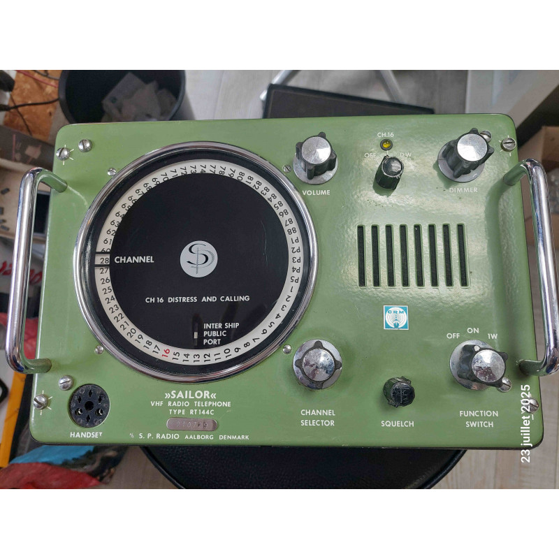 VHF SAILOR  VHF RADIO TELEPHONE type RT144C pour Pièces ou Remise en état