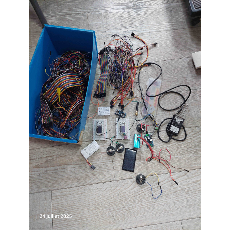 Lot Plaque Essais + connectiques + Modules + Accus + Panneau solaire ( P2 )