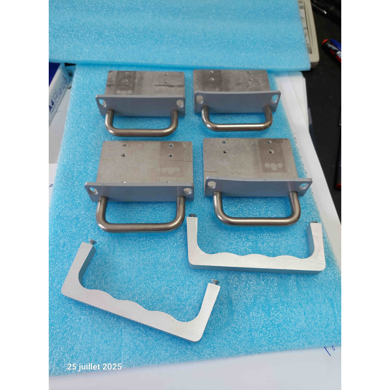 Lot de 6 Poignées Métal et Alu avec Visseries 4 en Fers et 2 en Aluminium ( O20 )