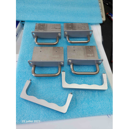 Lot de 6 Poignées Métal et Alu avec Visseries 4 en Fers et 2 en Aluminium ( O20 )