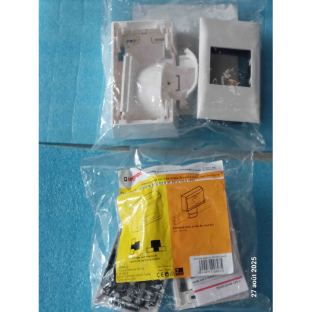 Lot de 2 Legrand 0 981 86 Cadre simple pour appareillage Mosaic - pour moulure 12.5mm ( N19 )