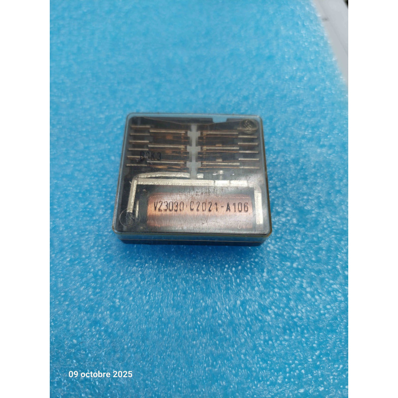 Relais SIEMENS V23030-C2021-A106  ~ V23030C2021A106  ( TIRO10 )