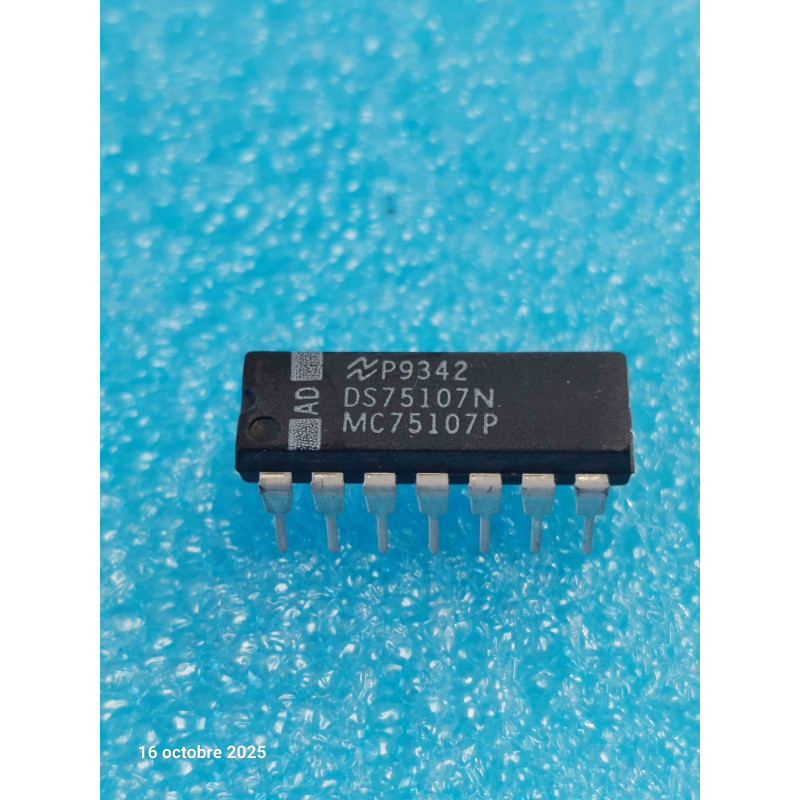 Lot de 2p ci DS75107 N ~ ic MC75107 P  dip 14 de chez NS  Ic NOS  ( CELAR 57B )