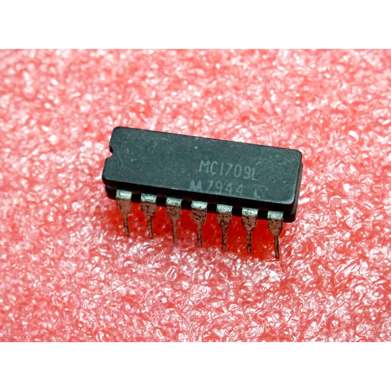 ci MC 1709 L ~ ic MC1709L ~ monolithic operational amplifier ~ boîtier céramique , motorola (PLA014)