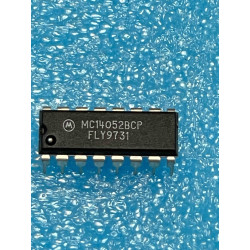 Lot 2 ci MC14052BCP ~ ic...