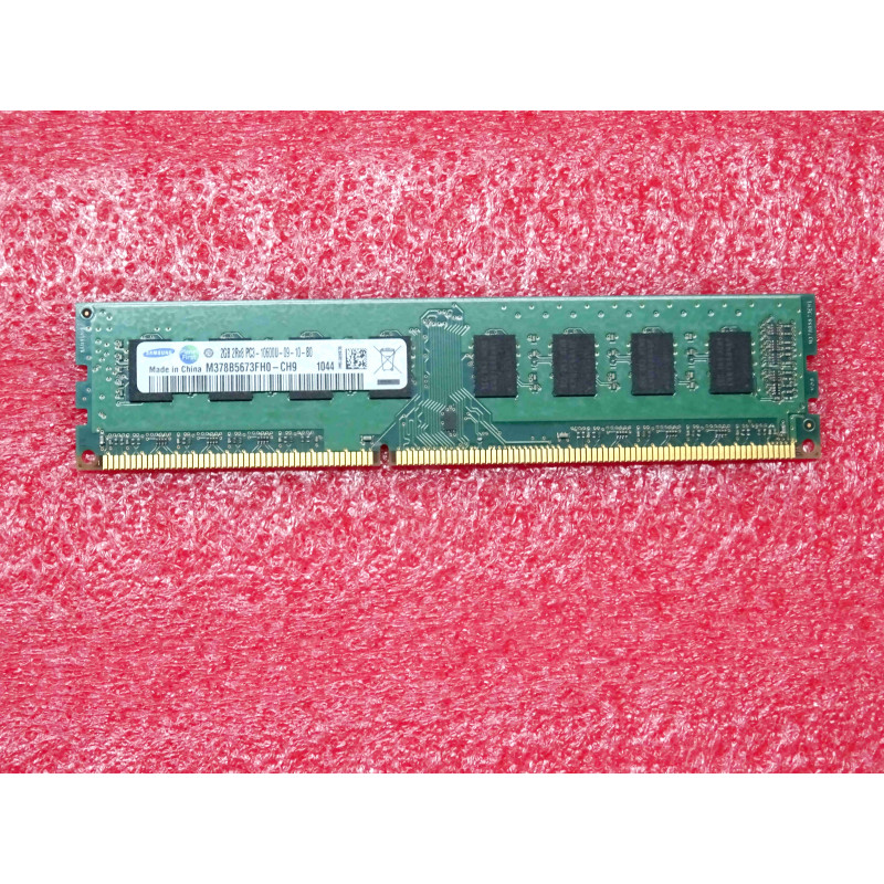 barette de 2Go de RAM  DDR3 Samsung M378B5673FH0-CH9 DDR3 2GB 2Rx8 PC3-10600U-09-10-B0