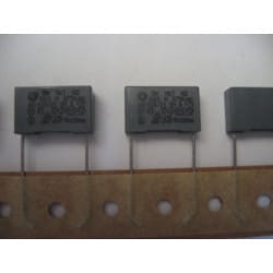 8 Condensateurs Plastiques...